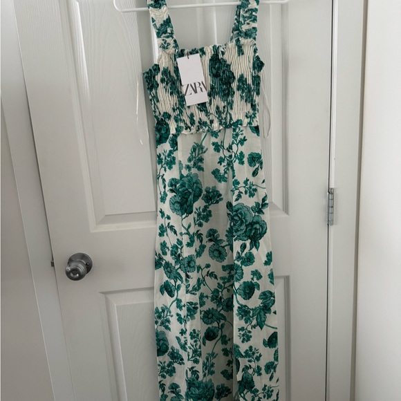 ❣️SOLD❣️ New with Tags Zara Green Floral Midi Dress with Slit Size XS - Picture 9 of 13